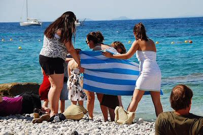 donne senza costume|SI TOGLIE IL COSTUME AL MARE PER...